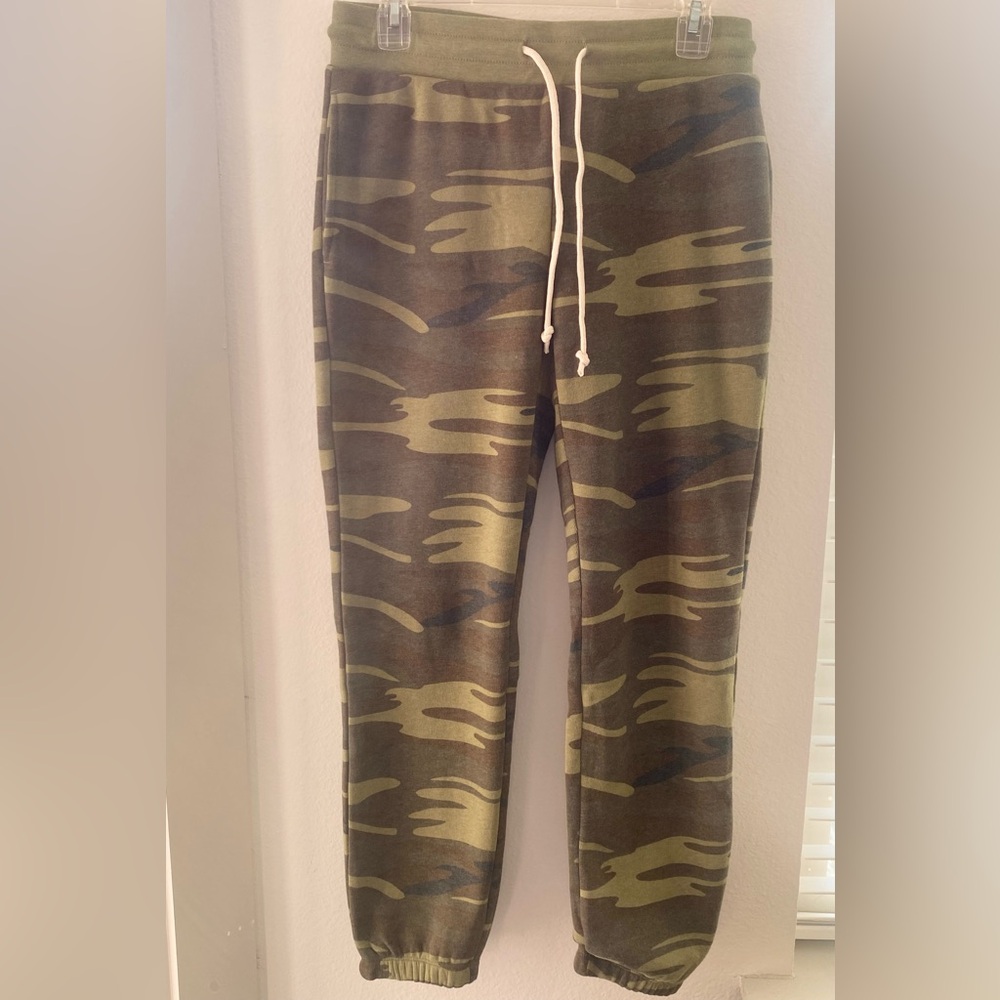 NWOT CAMO ALTERNATIVE APPAREL JOGGERS